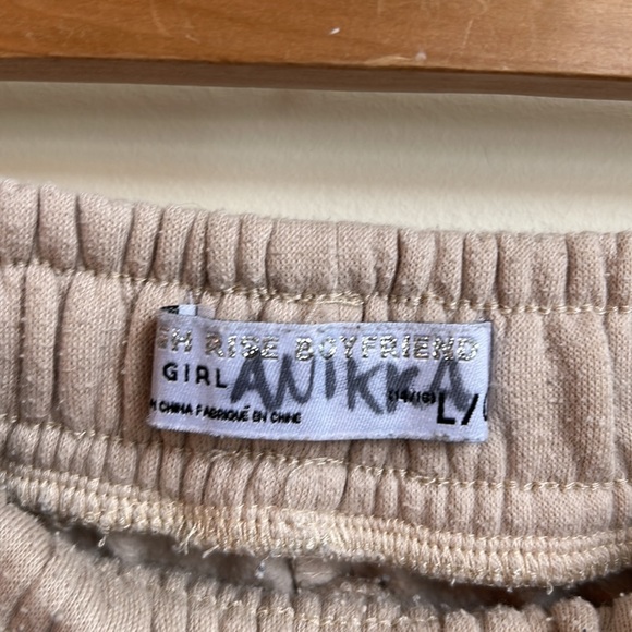 High rise beige sweatpants with elastic hemp on ankles and waist. - Picture 4 of 6